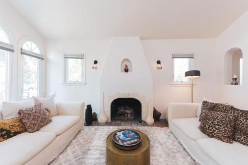 Lovely 2 Bedroom 1 Bathroom Home in Prime Burbank Location