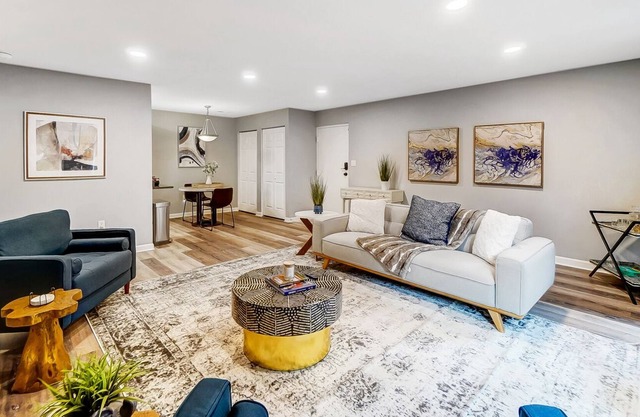 Lovely 2-Bedroom Condo - Walkable - Pool