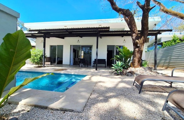 Lovely 2BR w/Pool, Near Beaches