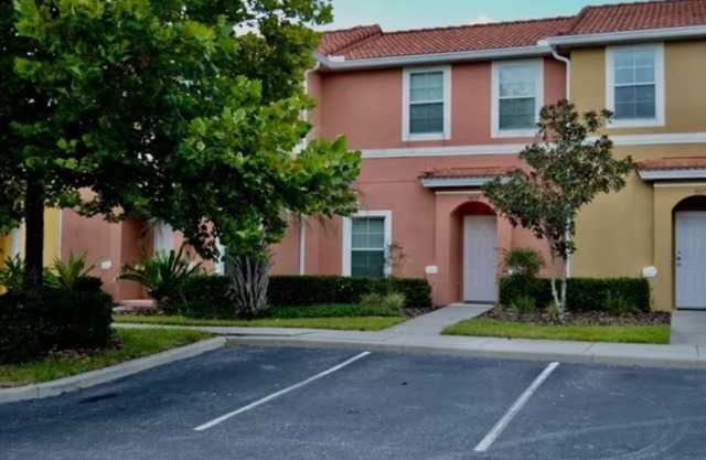 Lovely 3-bedroom, 3-bath townhome in Kissimmee with pools, fitness room & more
