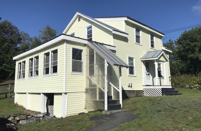 Lovely 3 Bedroom Home Located Close To Town