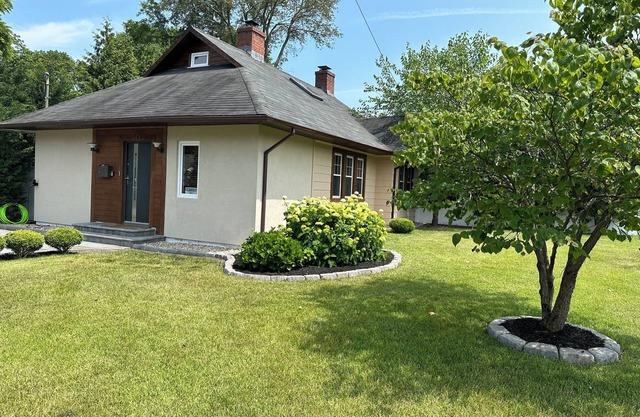 Lovely 3-bedroom house with Wooden Fireplace, Pool and Private Backyard.