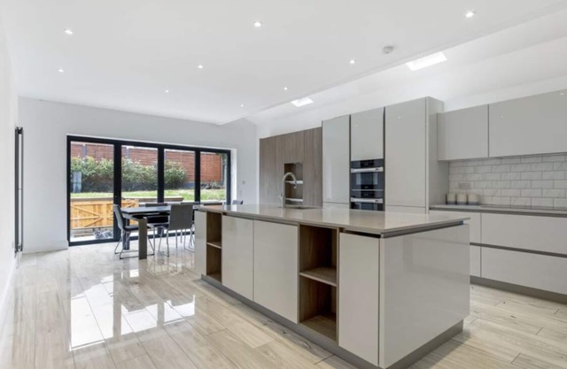 Lovely 3 bedroom newly refurbished property with a garden and parking