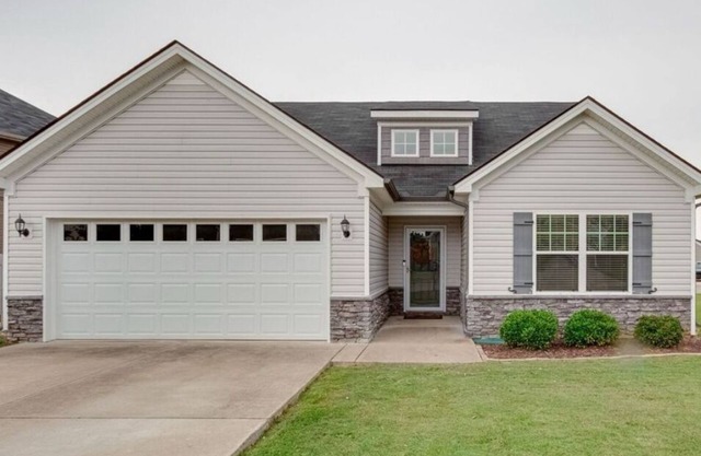 Lovely 3br 2bath cozy location near shopping and dining! 40 mins from Nashville!