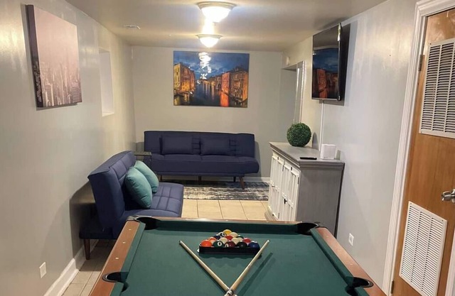 Lovely 4 Bedroom W/ Pool Table