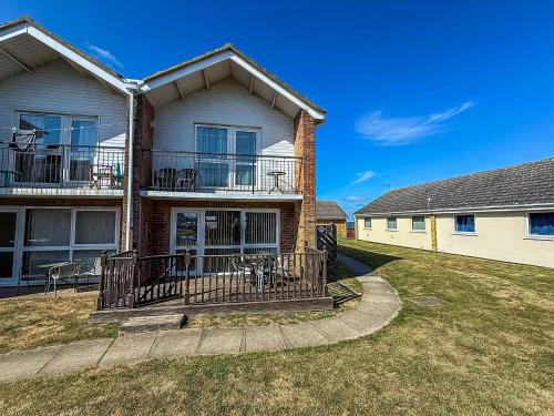 Lovely 6 Berth Villa At Waterside Village Park In Corton Ref 14100W