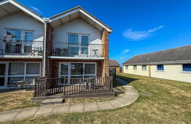 Lovely 6 berth villa at Waterside Village Park in Corton ref 14100W