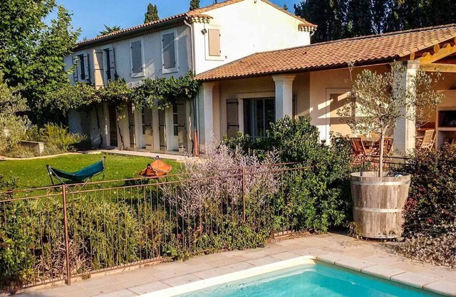 Lovely air-conditioned Provencal farmhouse in Maillane (13), with summer kitchen and heated.