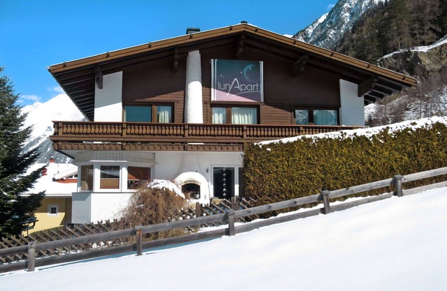 Lovely apartment for 2 guests with WIFI, TV, pets allowed and parking