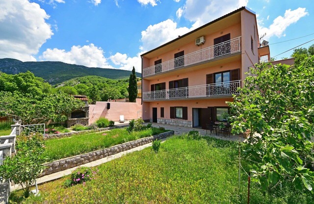 Lovely apartment for 5 guests with WIFI, A/C, TV, terrace and parking