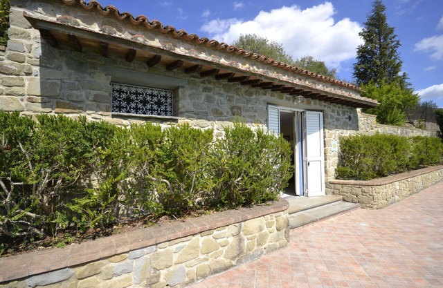 Lovely apartment in villa with WIFI, A/C, hot tub, pool, TV and panoramic view, close to Cortona