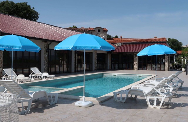 Lovely apartment in villa for 6 people with WIFI, pool, A/C, TV, patio, pets allowed and parking