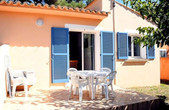 Lovely apartment in villa for 8 guests with pool, WIFI, TV, terrace, pets allowed and parking