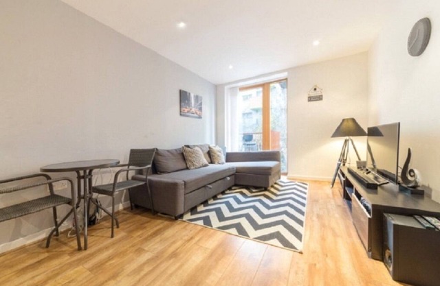 Lovely apartment next to Barking Station