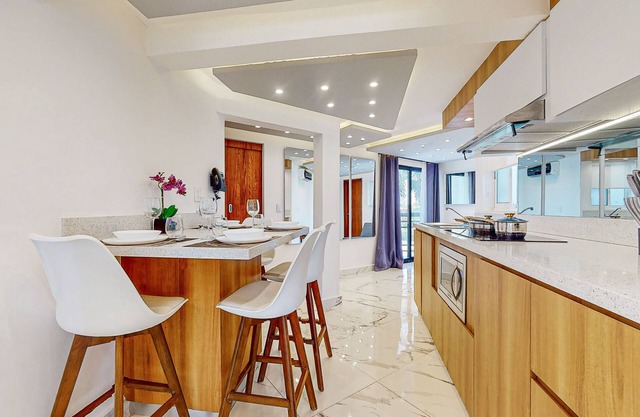 Lovely apartment with pool, kitchenette, & ping pong