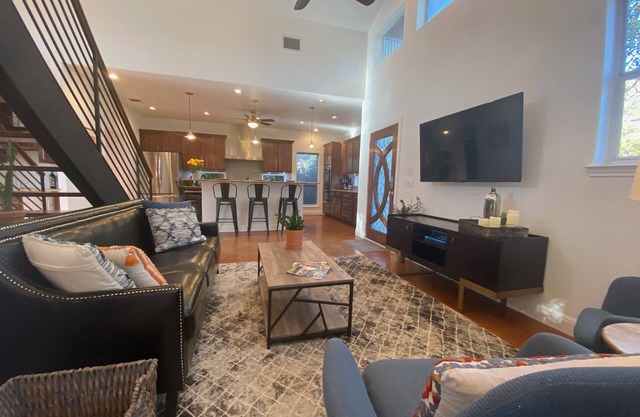 Lovely, bright house .4 miles from Main Street, private pool