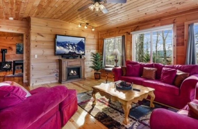 Lovely cabin near Cumberland Mtn State Park, Nice kitchen & living spaces