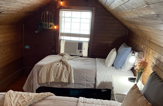 Lovely Cottage Home W/Cabin Loft 7mins ✈️ 5mins to Downtown Atlanta