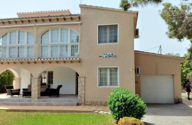 Lovely Detached Villa In Busot, Near Alicante. Private Pool/Gardens -sleeps 8/9