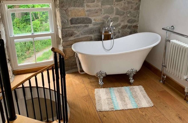Lovely dog friendly granite cottage near Trefor Beach with excellent facilities