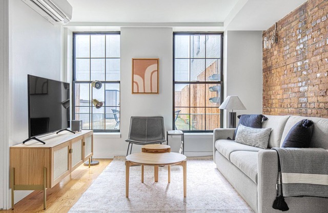 Lovely Downtown BK 1BR w/Roof Deck & Gym, near train, by Blueground