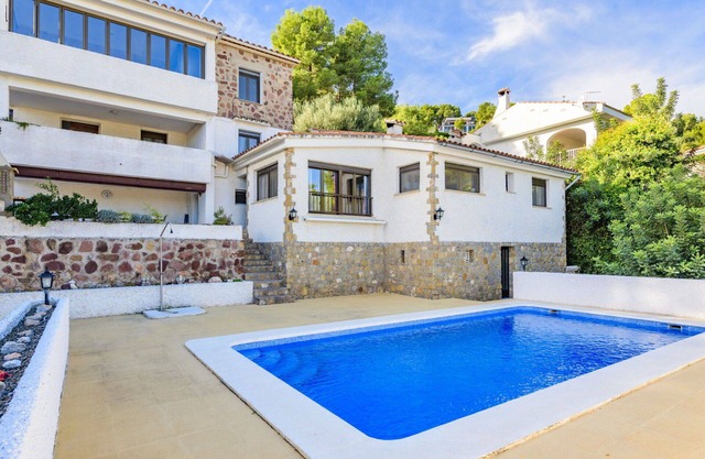 Lovely apartment in villa for 3 people with pool, WIFI, A/C, TV and terrace