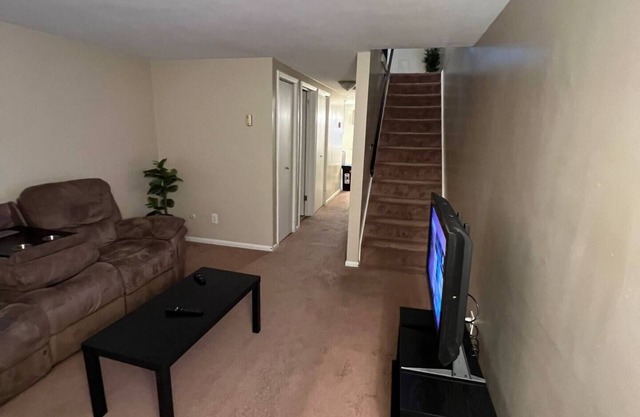 Lovely family and pet friendly townhouse with washer and dryer, walking distance to downtown