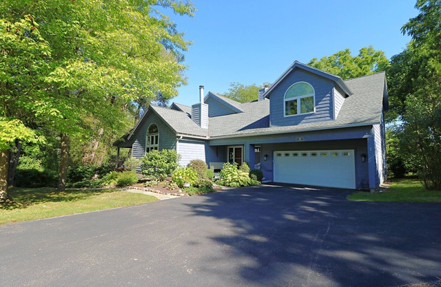 Lovely, first floor apartment on a quiet street in Chautauqua's North End!