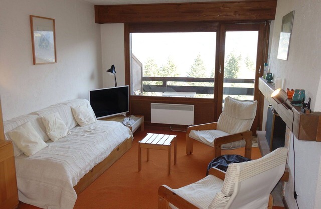 Lovely apartment for 5 people with WIFI, pool, TV, balcony and parking