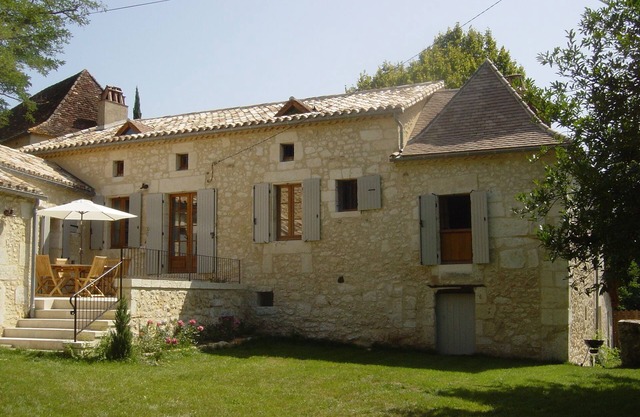 Lovely house in a green setting in Perigord Purple - ideal for children