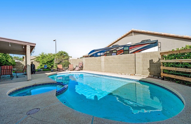 Lovely getaway with private pool, putting green & desk