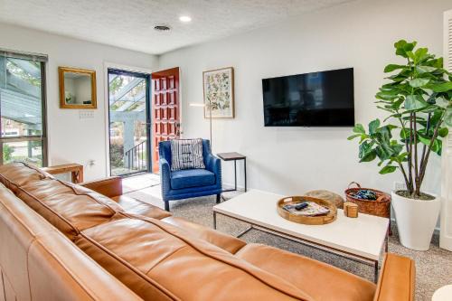 Lovely Hendersonville Apt with Deck 1 Mi to Main St
