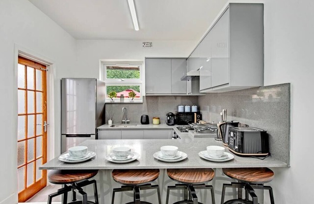 Lovely Home - Park Views and Ideal Transport Links
