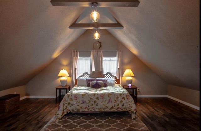 Lovely King Bed Loft near Downtown, free parking