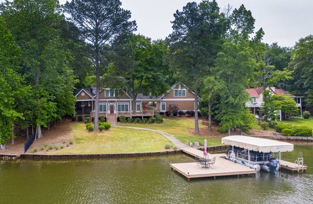 Lovely Lake Escape on Lake Oconee with game room, hot tub and fire pit