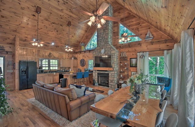 Lovely Lake Hartwell Retreat: Dock, Deck & Grill!