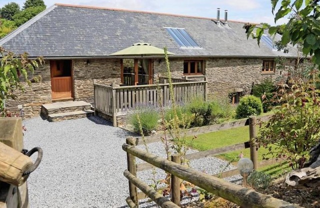 LOVELY LARGE BARN CONVERSION NR DARTMOUTH - VILLAGE PUB, COUNTRY WALKS, WIFI
