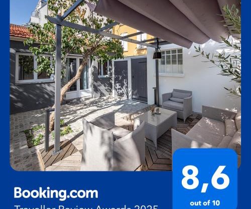 Lovely little house with private garden in Paris