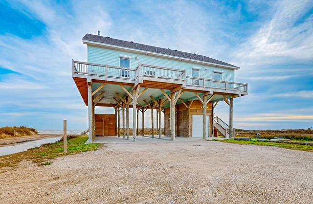 Lovely panoramic ocean-view home with direct beach access & wraparound deck