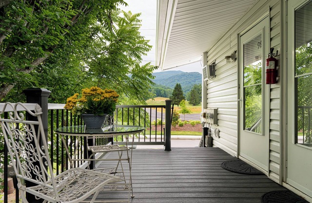 Lovely Rental Unit Across from Golf Course