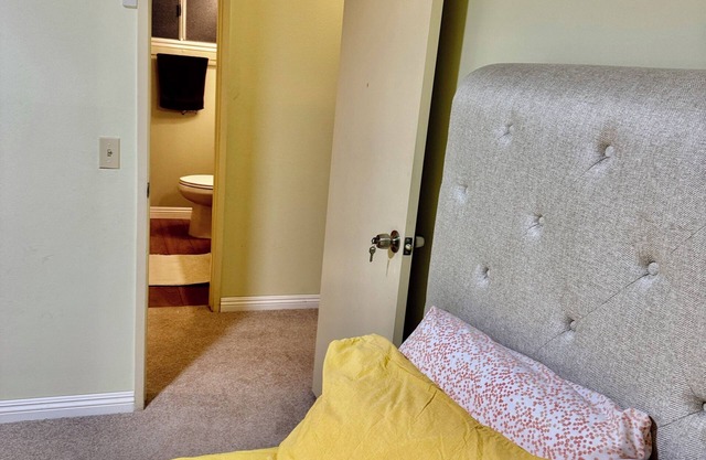 Lovely Room in Redlands 2