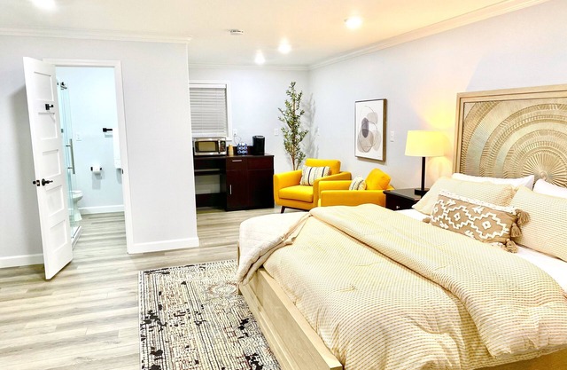 Lovely suite located on the property of a historic estate in Mena.