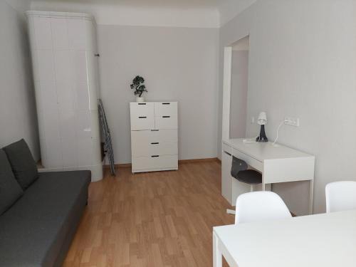 Lovely & sunny 2 rooms Free street parking