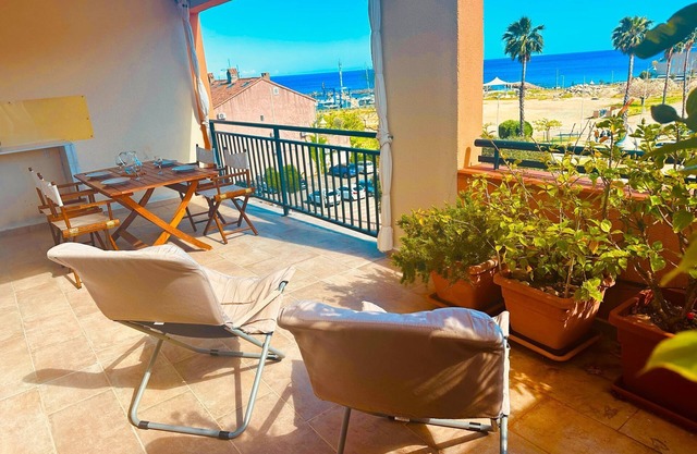 Lovely T2 apartment in residence with swimming pool and sea view. Free parking.