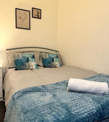 Lovely Town house Room 1