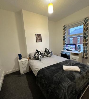 Lovely Town house Room 2