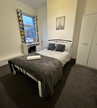 Lovely Town house Room 3