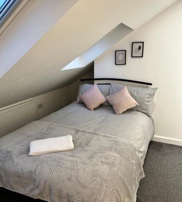 Lovely Town house Room 5