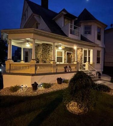 Lovely Victorian Home with Bed and Breakfast Energy