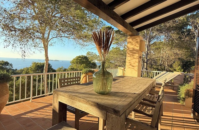 Lovely villa with stunning sea views, 600 meters from the Cala Vadella beach